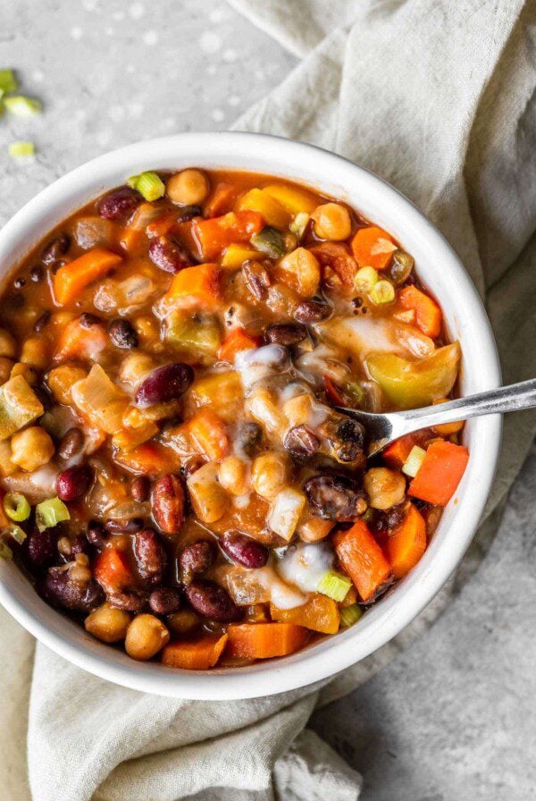 Bowl of vegetarian chili with beans and bell peppers.