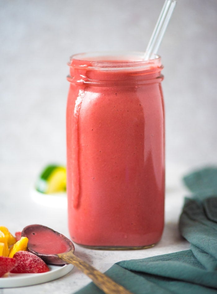 Healthy Strawberry Mango Smoothie Recipe with Zucchini