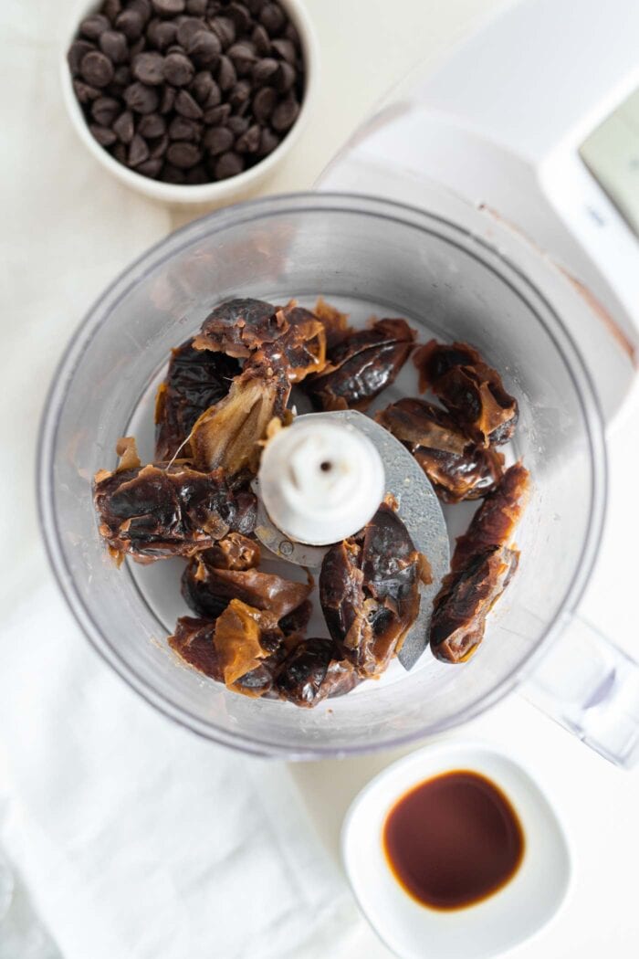 Soaked dates in a food processor.