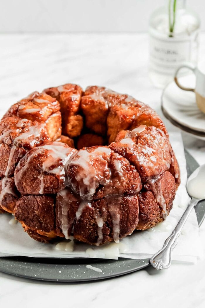 Close up of a monkey pull-apart bread on a plate.