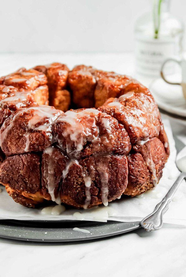 Close up of a monkey pull-apart bread on a plate.