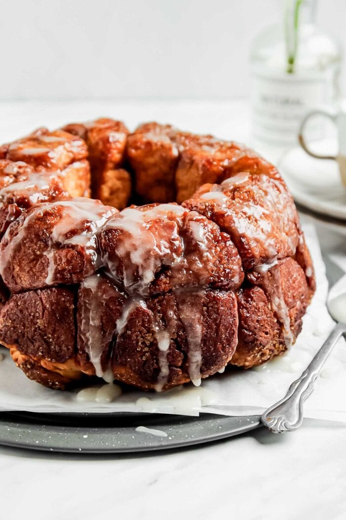 Close up of a monkey pull-apart bread on a plate.