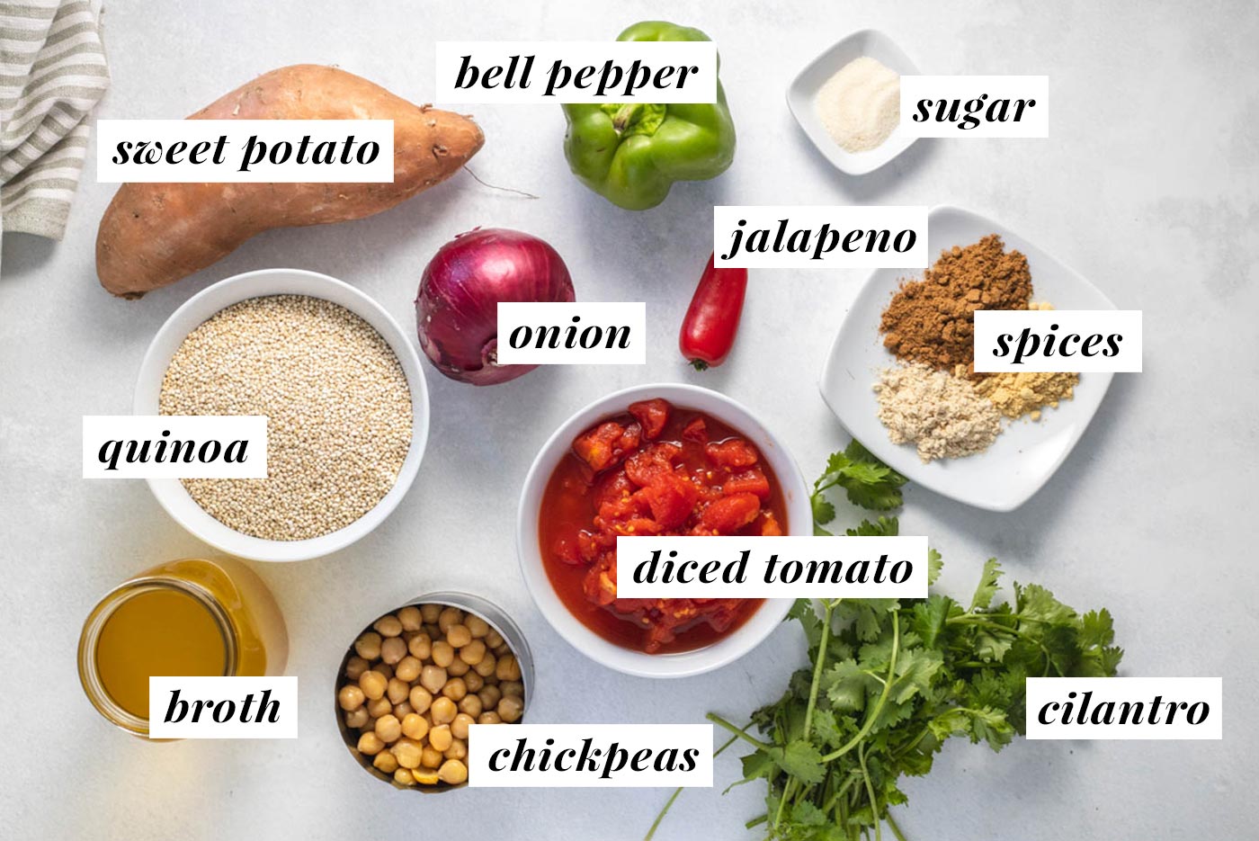 Lista visual de ingredientes para hacer una receta de curry, quinua y garbanzos.