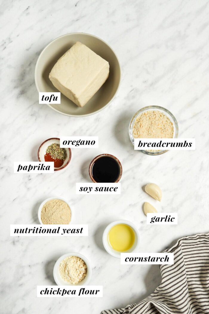Todos los ingredientes que necesitas para hornear una pepita de garbanzo al horno de tofu con pan rallado, especias y levadura nutricional.