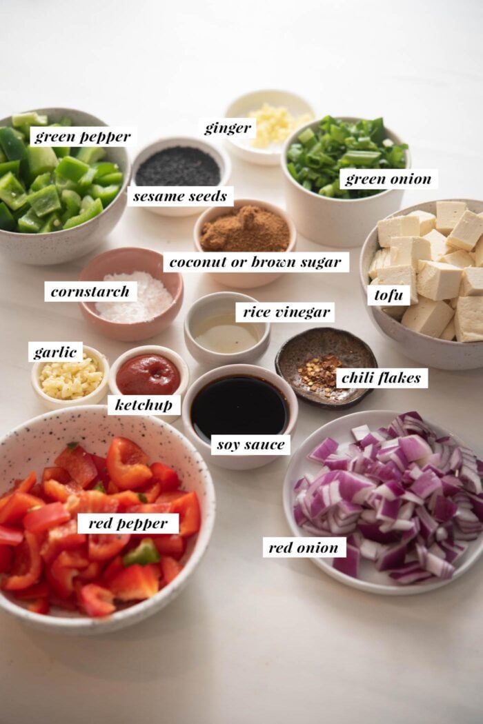 Lista de ingredientes para una receta vegana de tofu agridulce.