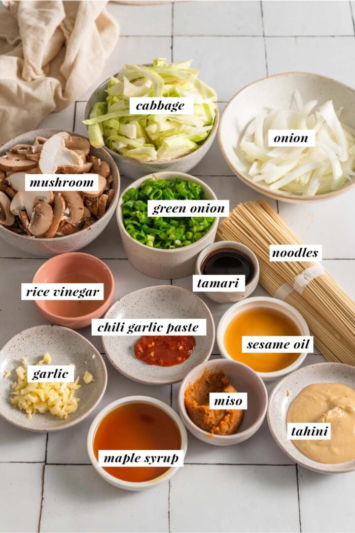 Todos los ingredientes para una sabrosa receta vegana de fideos con miso.