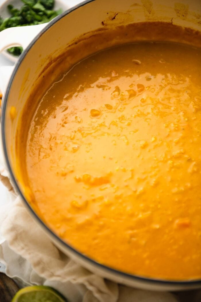 Tejszínes lencse és édesburgonya leves egy nagy fazékban.
