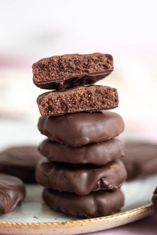 Stack of 4 Thin Mint cookies with one on top broken in half and stacked so you can see the texture inside the cookie.